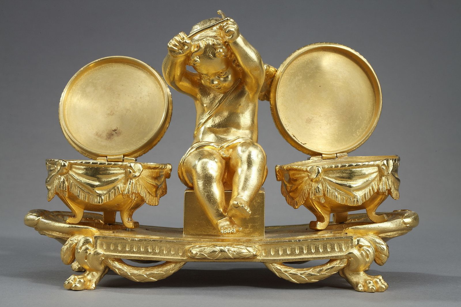 photo furniture Encrier en bronze doré « L'amour Timbalier », de style Louis XVI