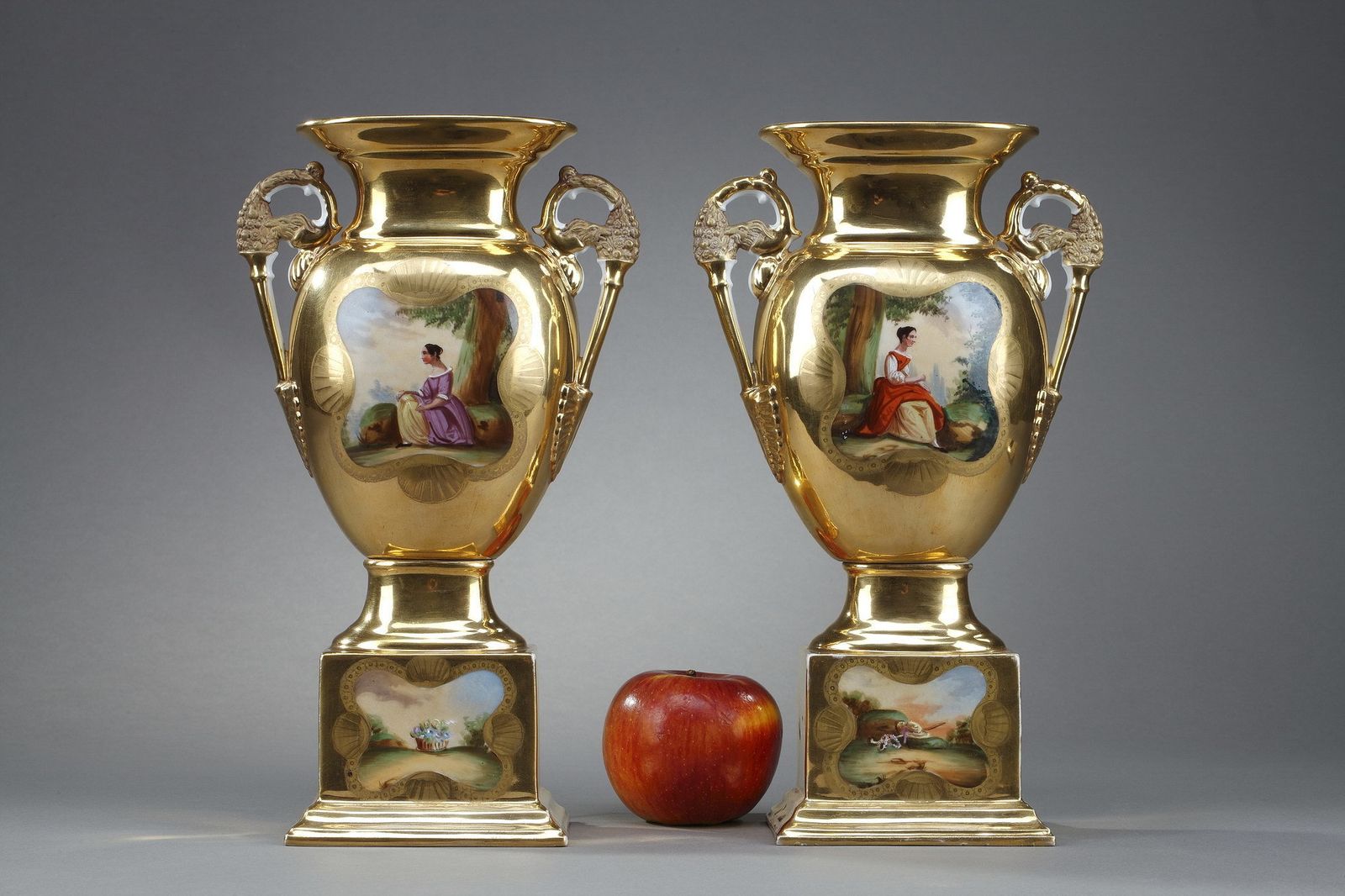 Paire de vases d'oratoire en porcelaine de Paris photo furniture