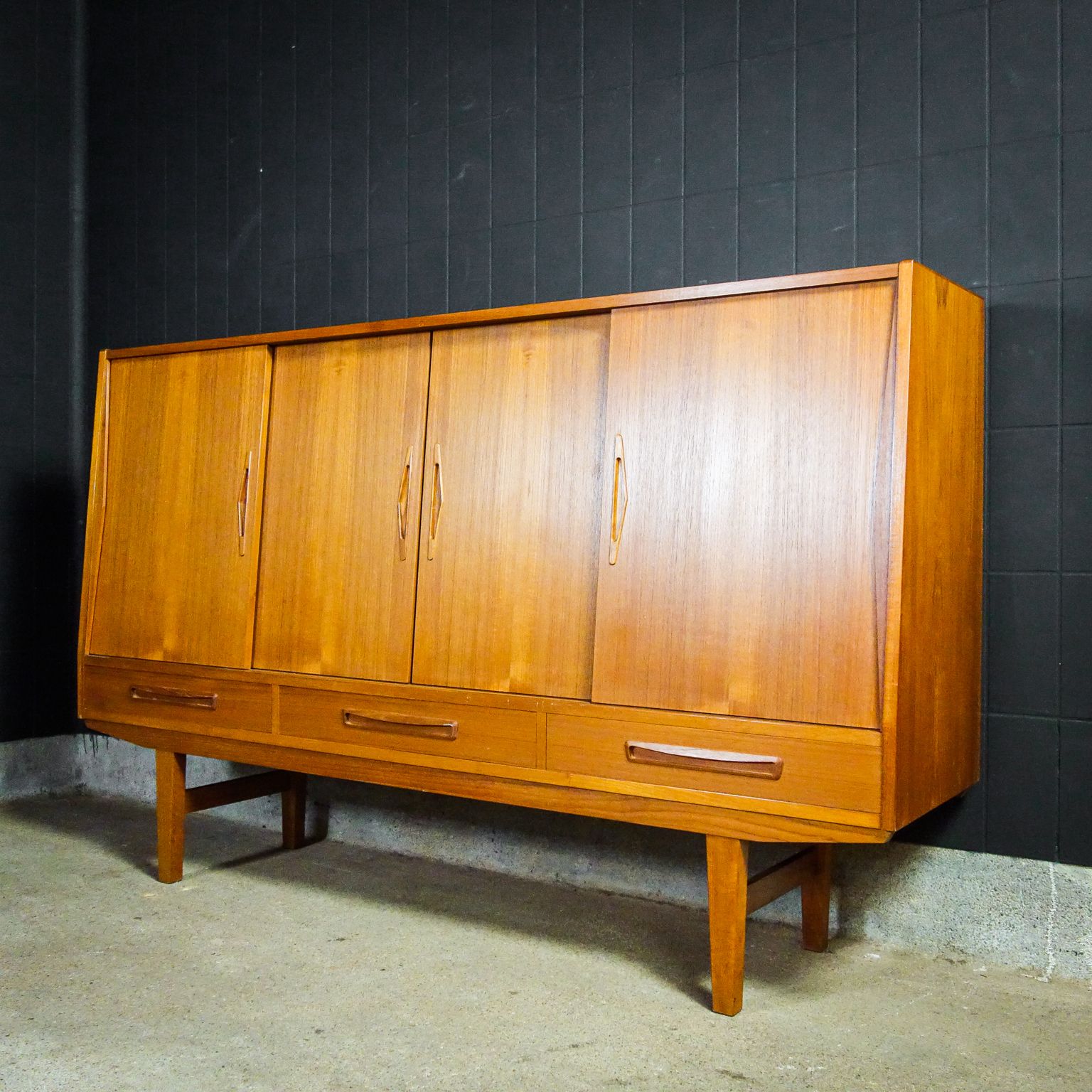 Mid Century Dressoir Met Spiegel – Jaren Zestig