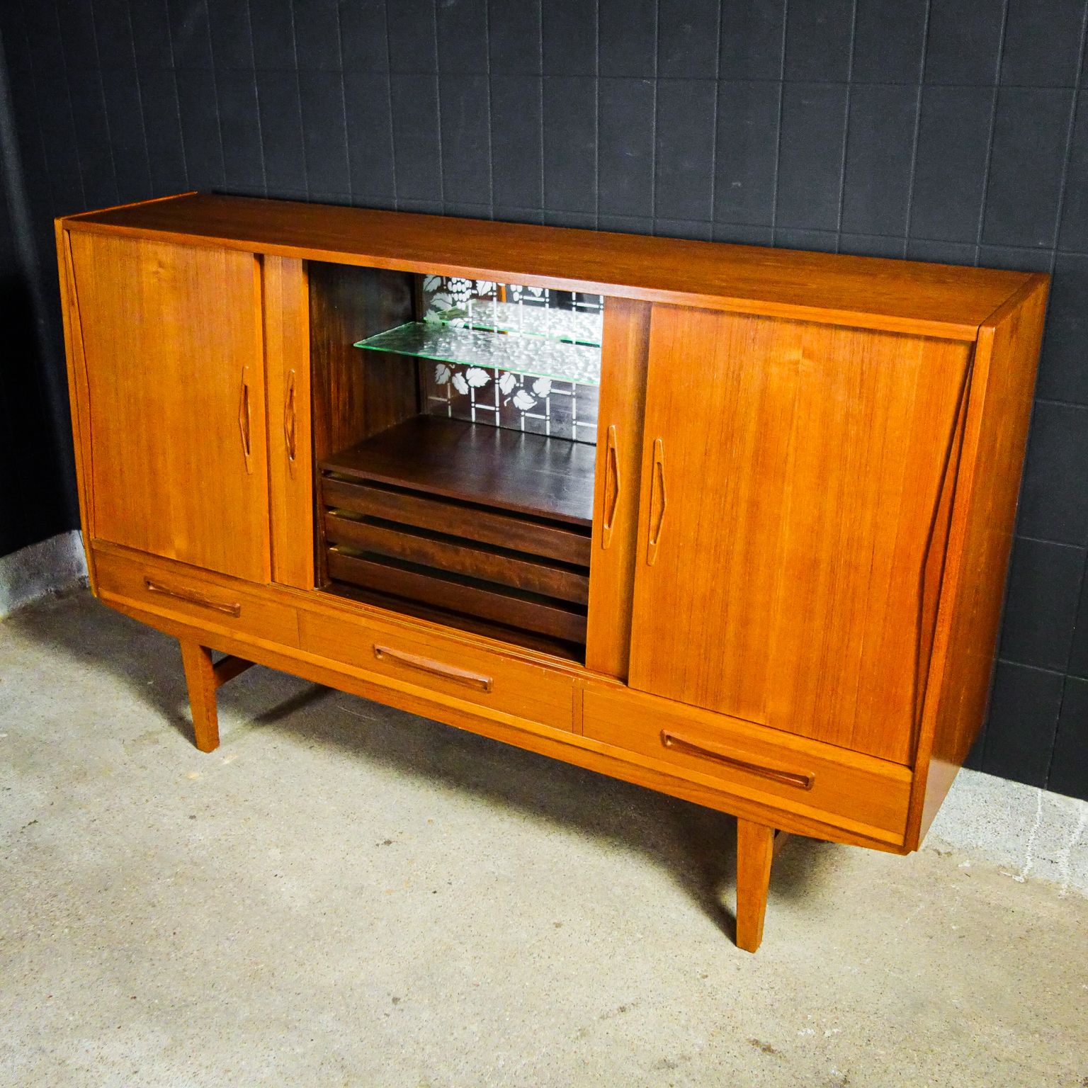 Mid Century Dressoir Met Spiegel – Jaren Zestig photo for sale
