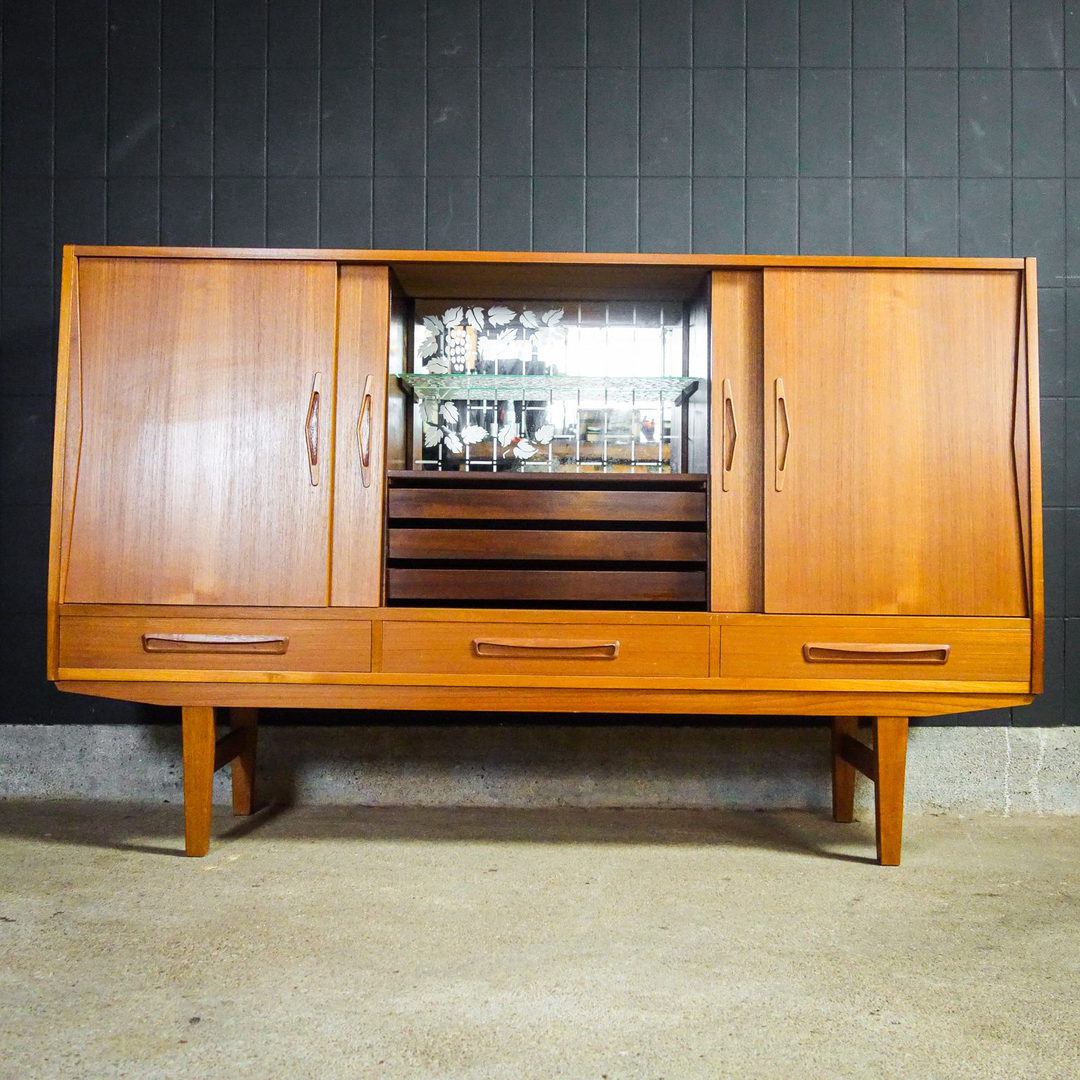 Mid Century Dressoir Met Spiegel – Jaren Zestig photo buy