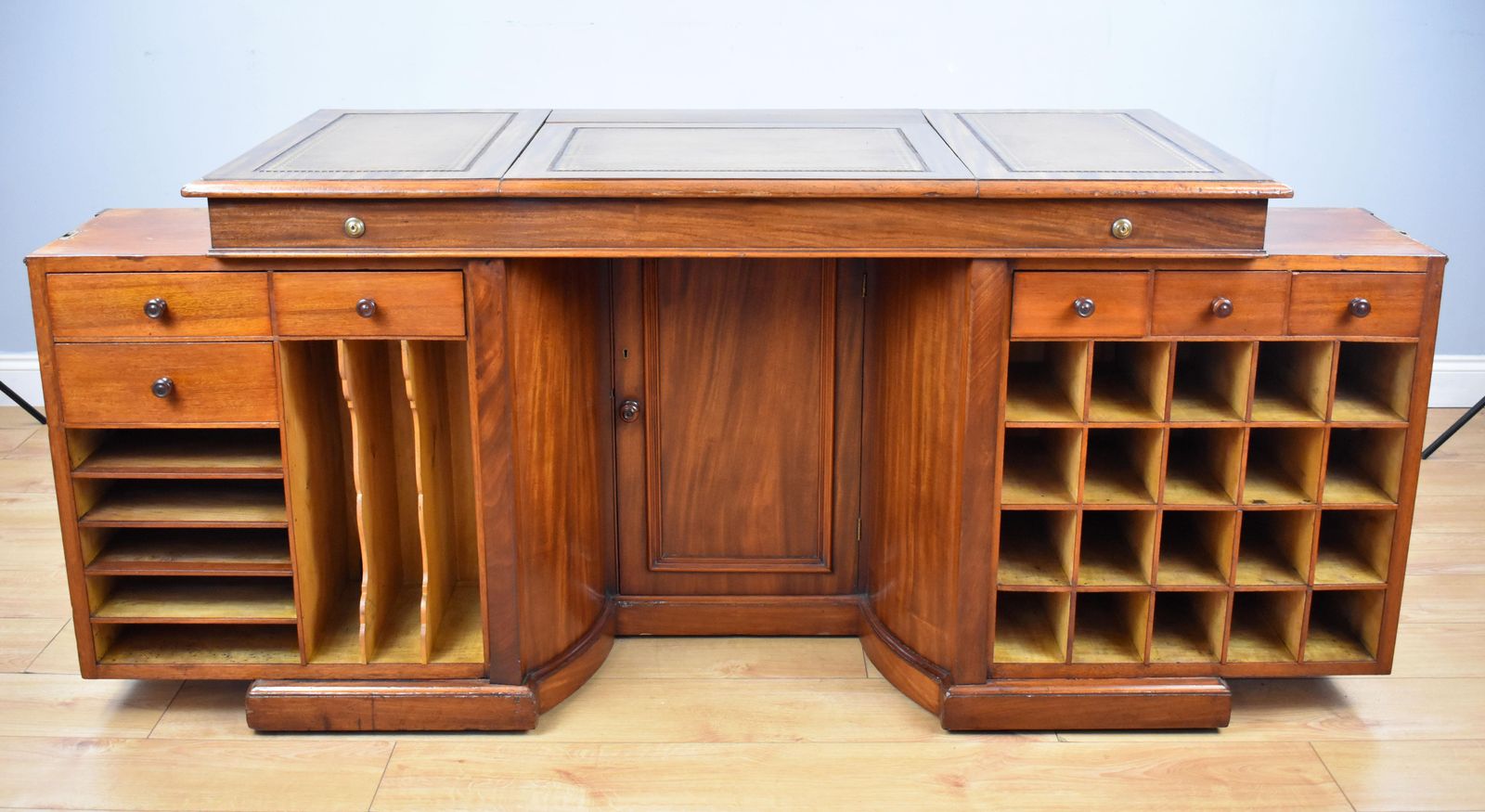 19th Century English Victorian Mahogany Kneehole Desk By Francis & James Smith photo vinterior