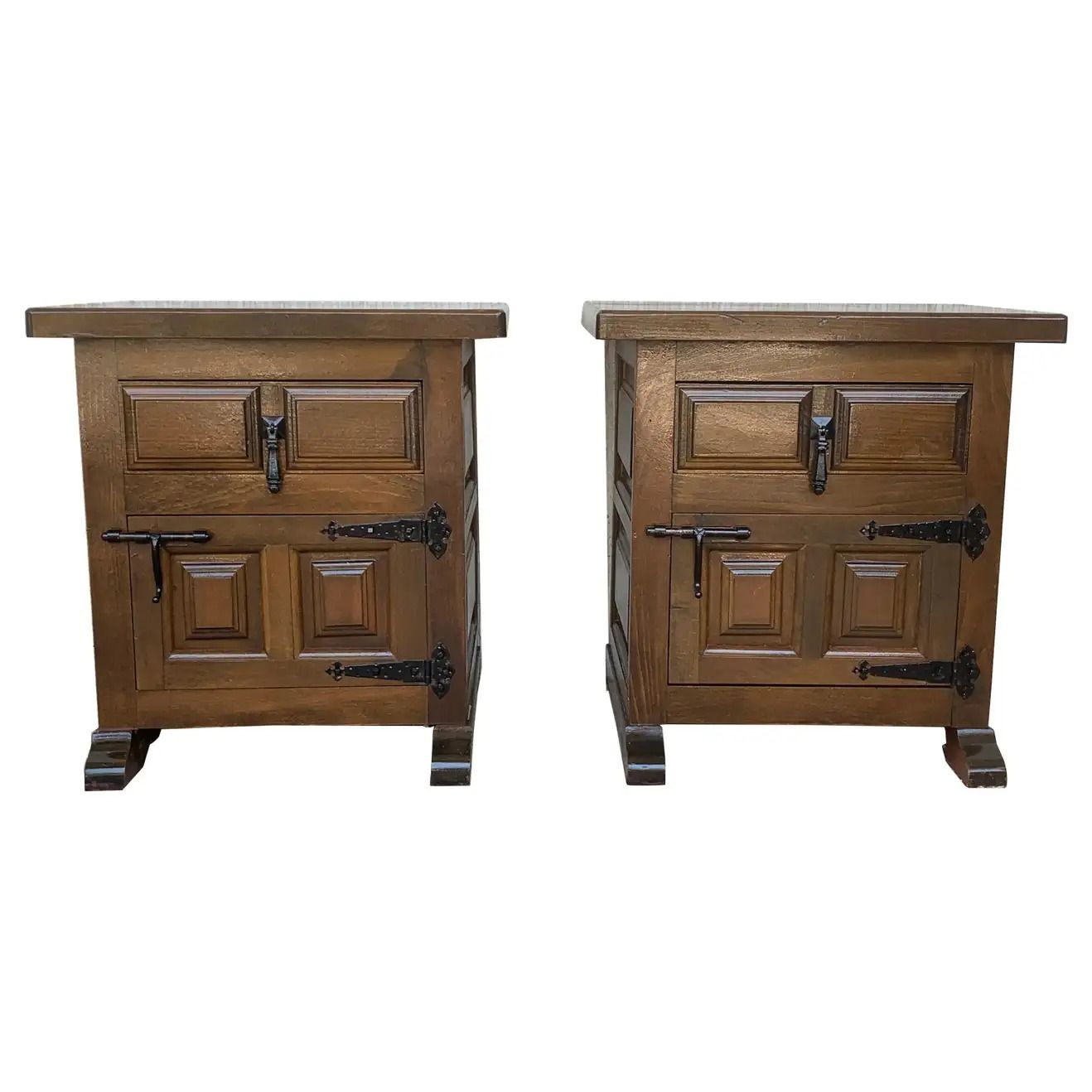 Paire de tables de chevet espagnoles, tiroir, porte et ferrures en fer, XXe siècle