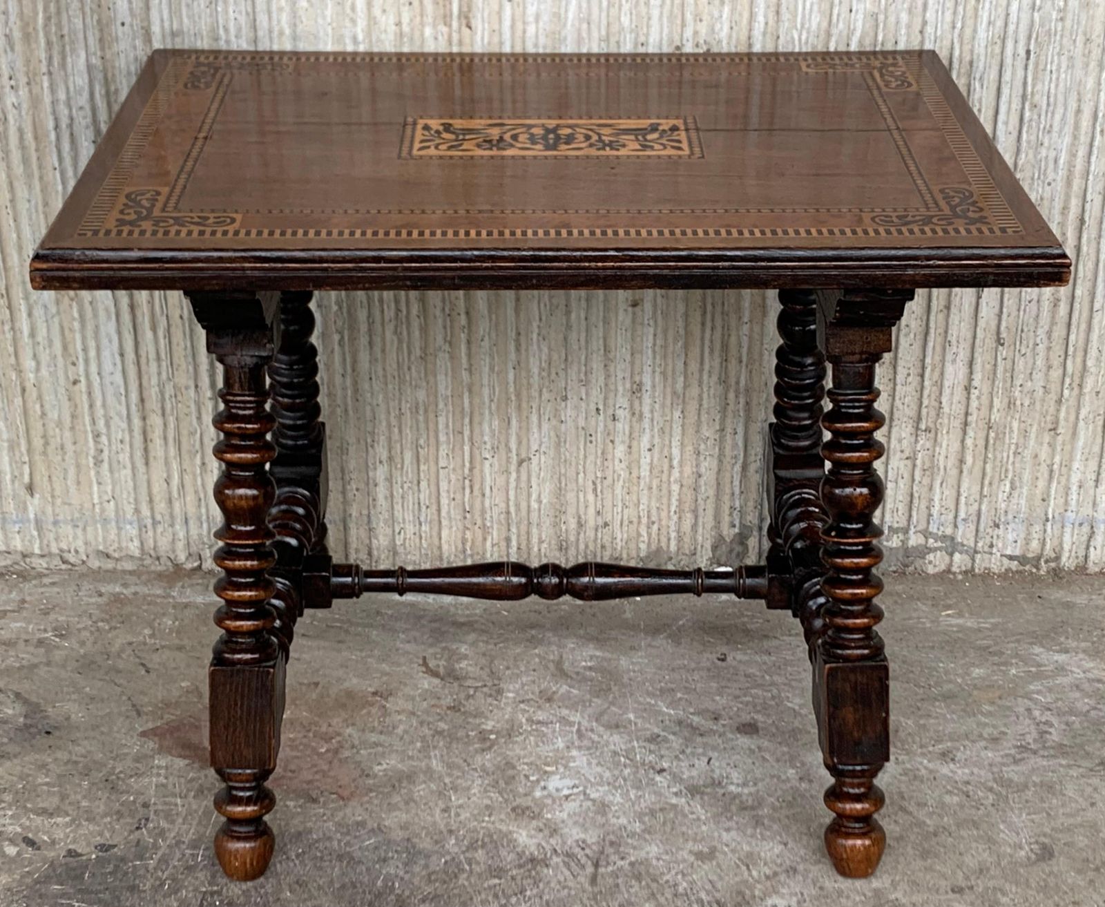 Table d'appoint baroque espagnole, plateau en marqueterie et pieds tournés, XIXe siècle photo furniture