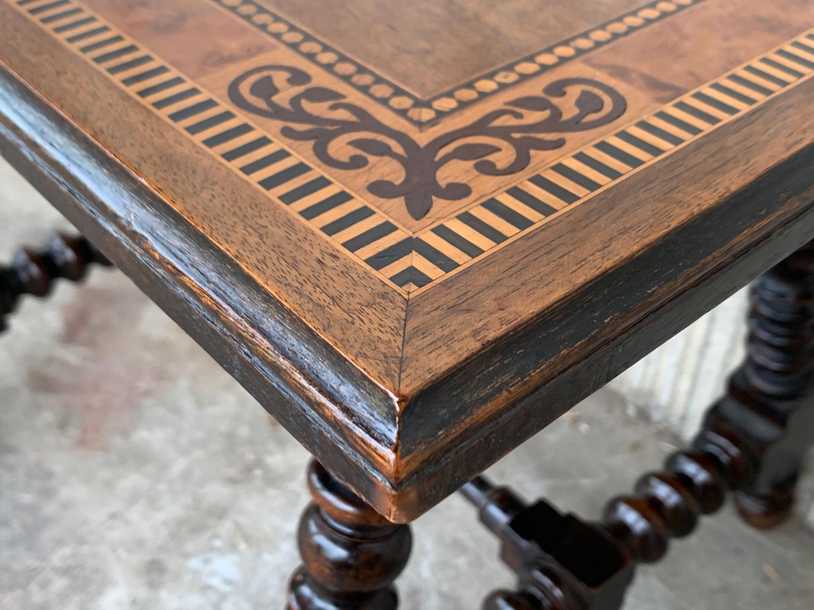 Table d'appoint baroque espagnole, plateau en marqueterie et pieds tournés, XIXe siècle photo vinterior