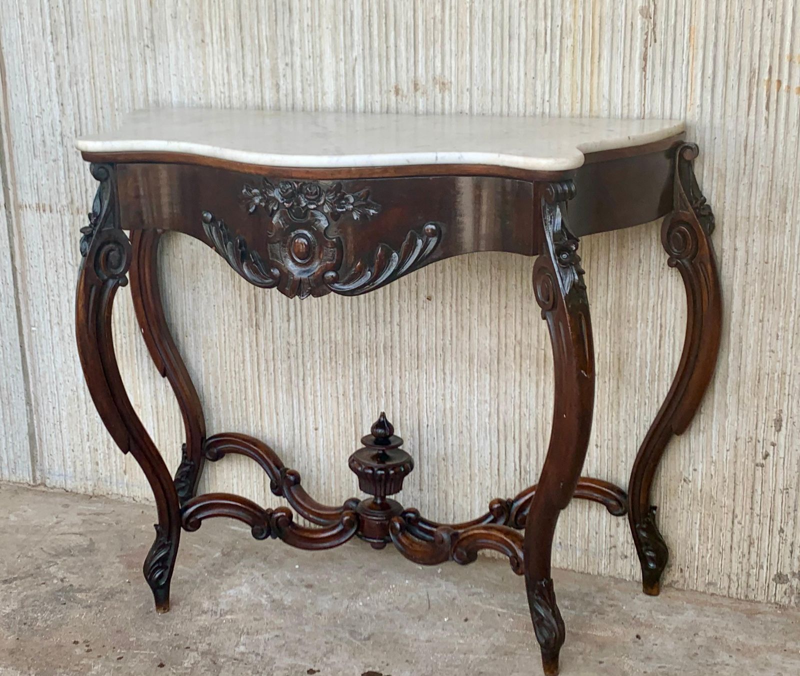 Console de style Régence en noyer sculpté, plateau en marbre, XIXe siècle photo for sale