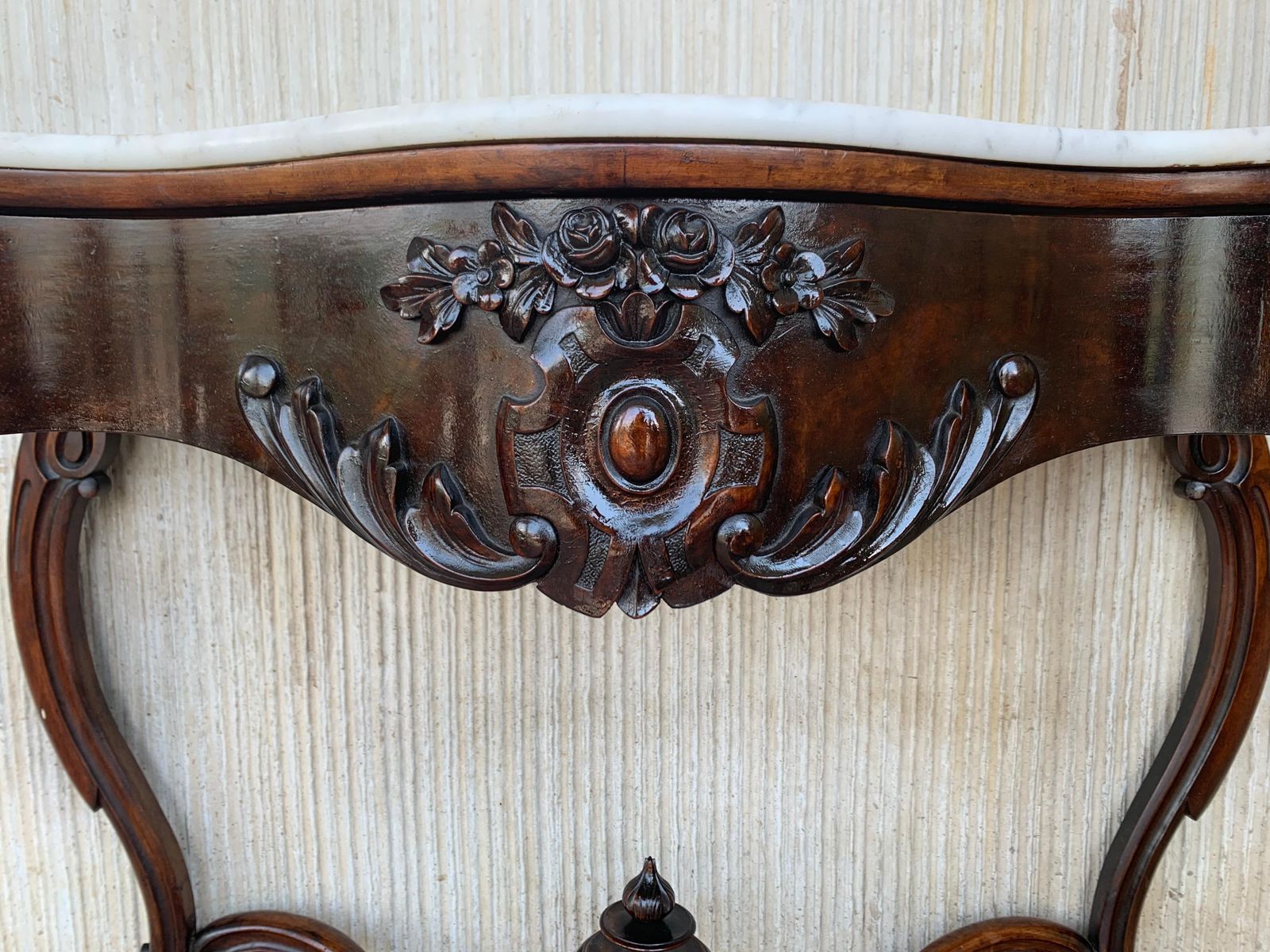 Console de style Régence en noyer sculpté, plateau en marbre, XIXe siècle photo vintage