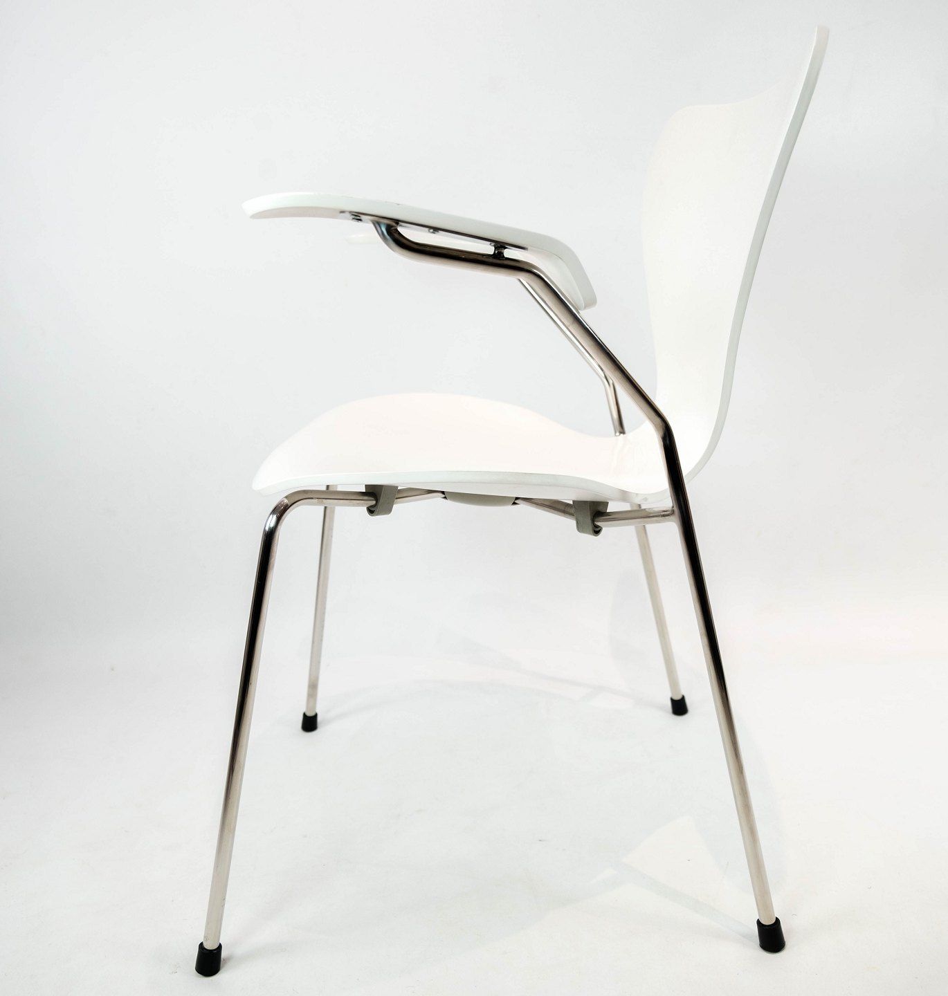 White Seven Chair, Model 3207, With Armrests Designed By Arne Jacobsen In 1955 And Manufactured By Fritz Hansen. photo furniture