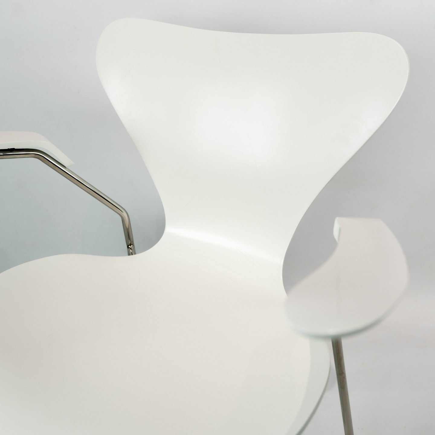 White Seven Chair, Model 3207, With Armrests Designed By Arne Jacobsen In 1955 And Manufactured By Fritz Hansen. photo Furniture