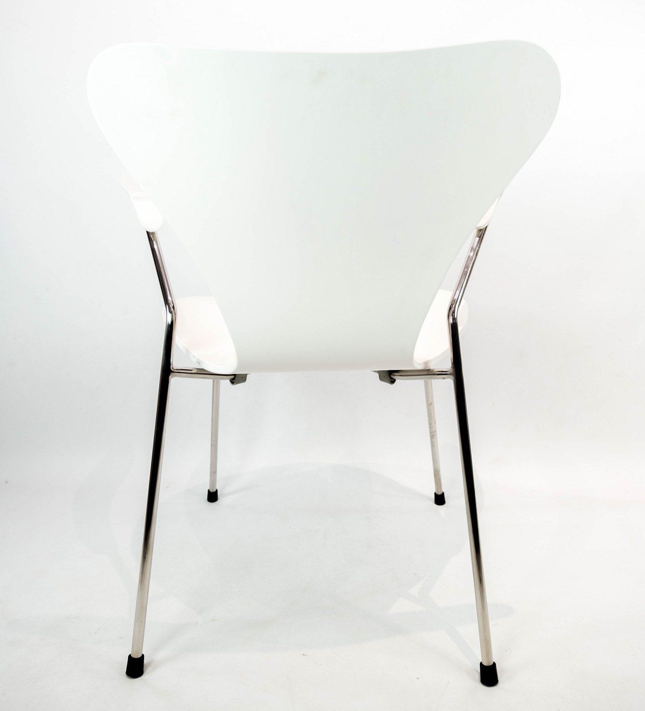 White Seven Chair, Model 3207, With Armrests Designed By Arne Jacobsen In 1955 And Manufactured By Fritz Hansen. photo vintage