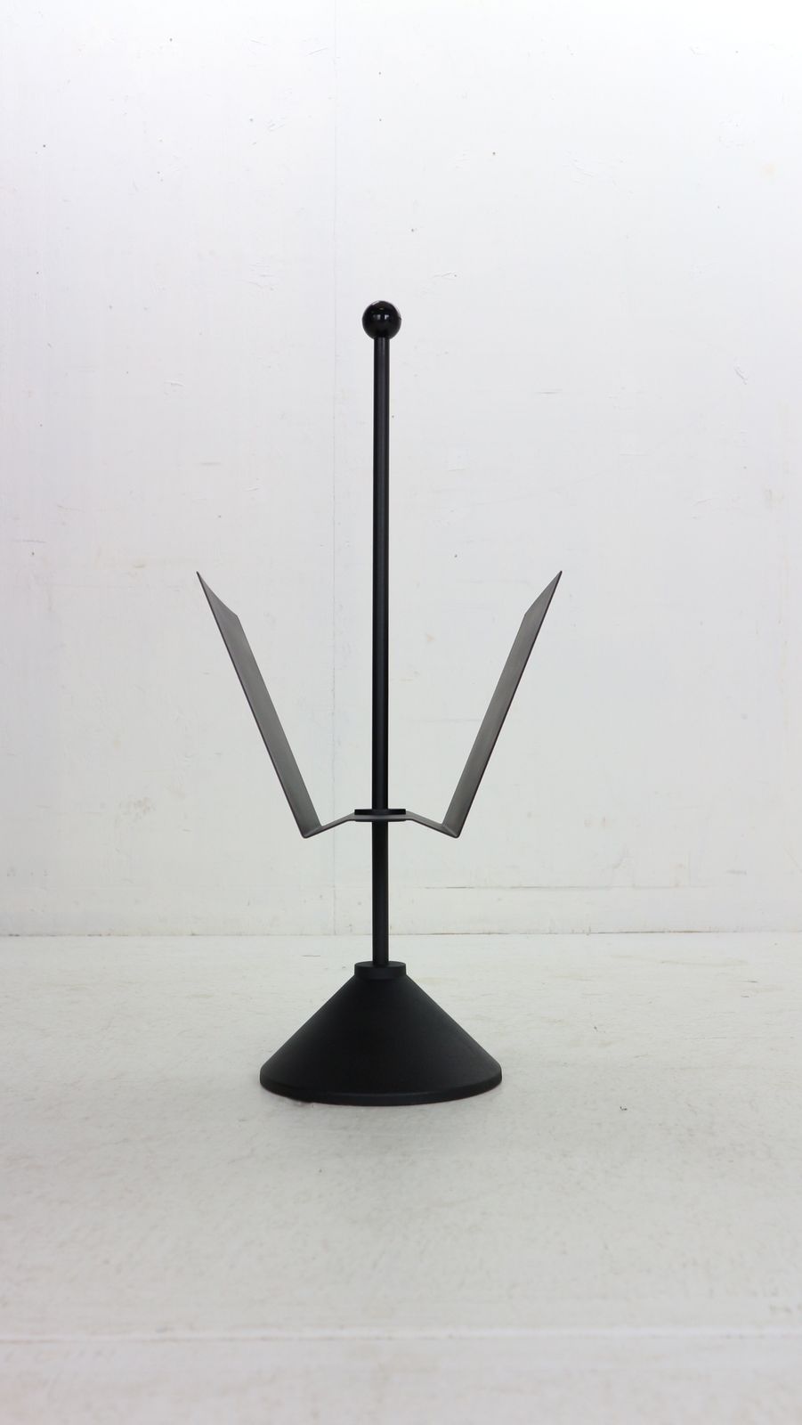 Porada Arredi Black Metal Minimalistic Magazinine Rack, 1980s, Italy photo vinterior
