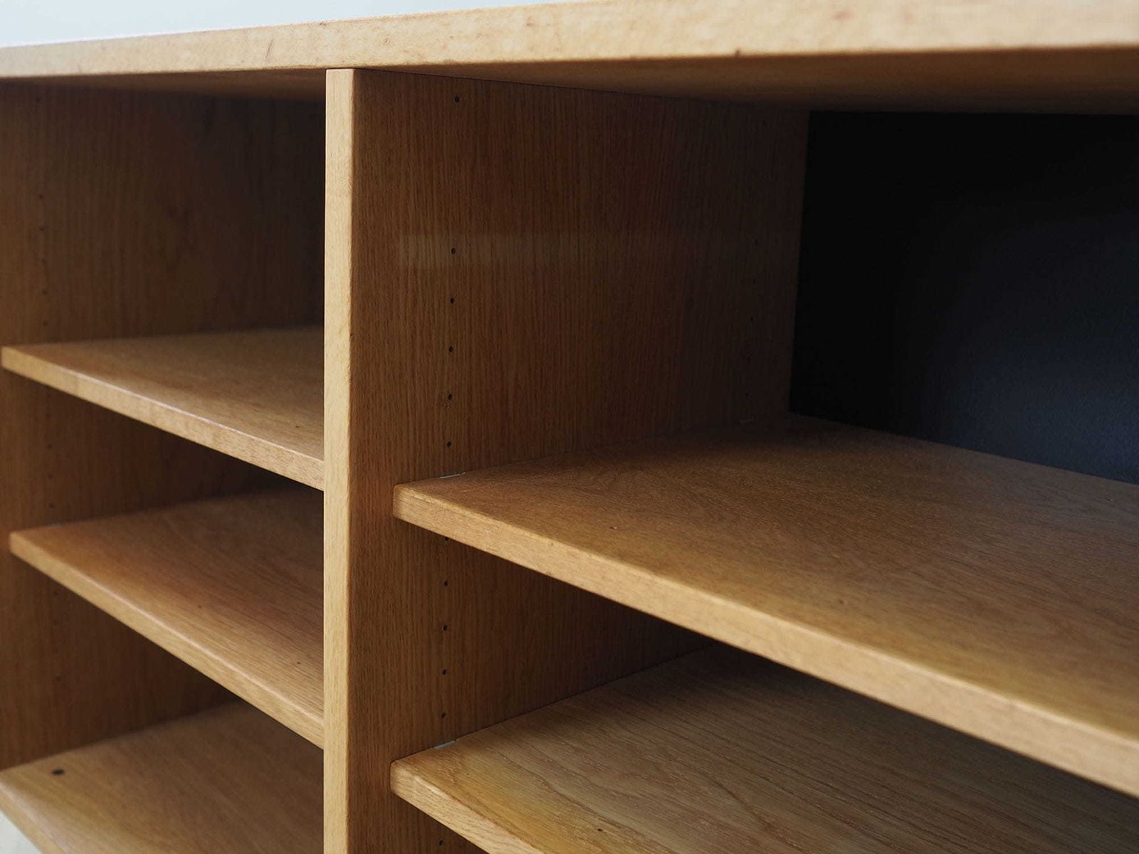 photo vinterior Ashen Bookcase, Danish Design, 1970s, Production: Denmark