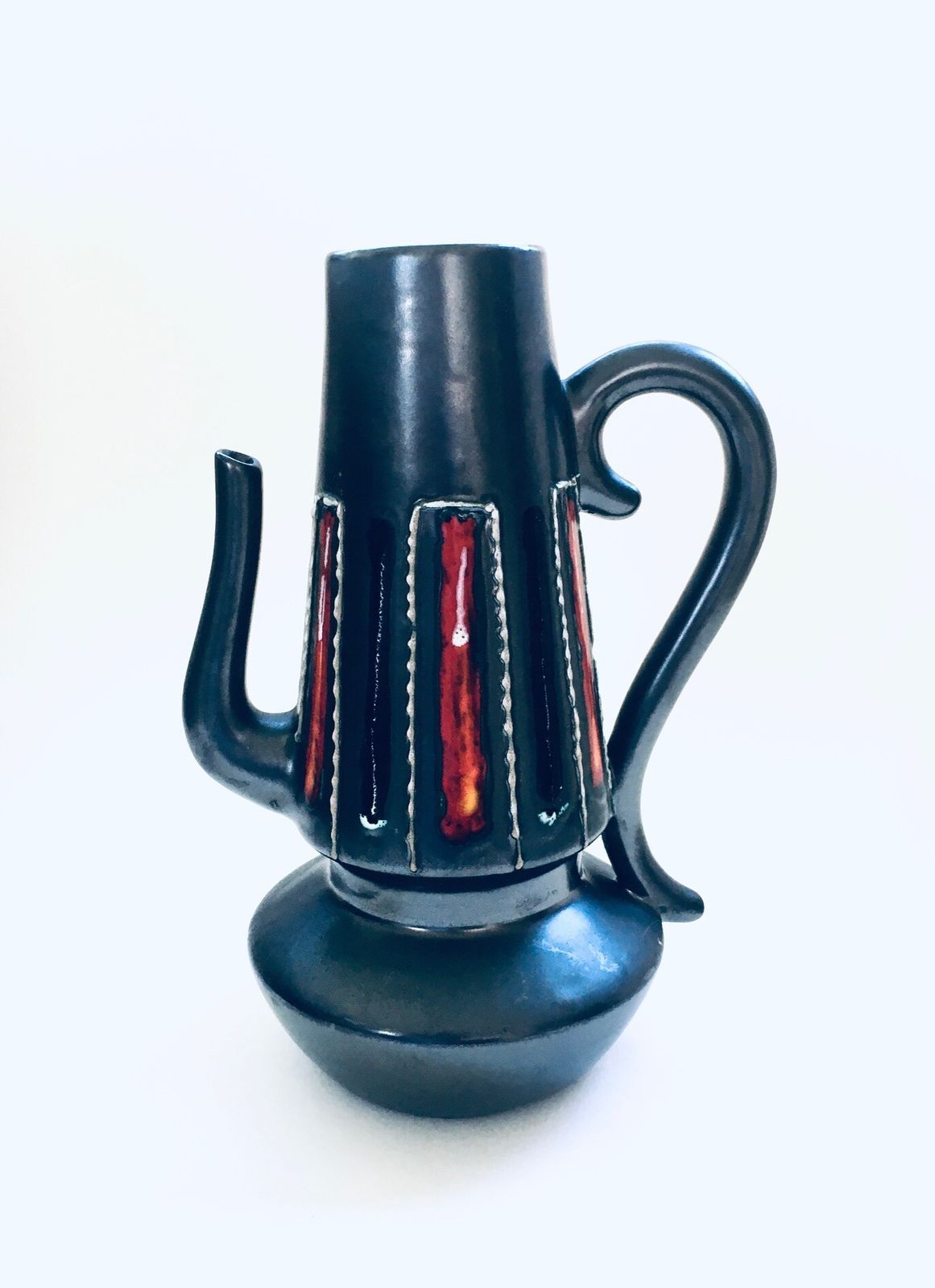 Mid Century Italiaans Design Art Pottery Zwart & Lava Keramische Karaf, Italië Ca. Jaren 1960
