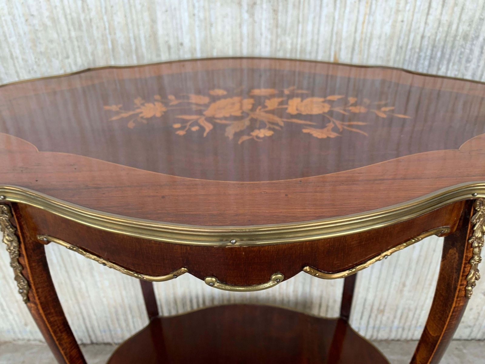 Table française de style Louis XV, marqueterie florale et bronze doré, XIXe siècle photo vintage