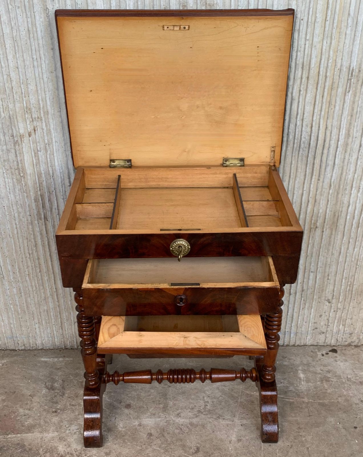 photo furniture Table de couture d'époque victorienne, bois de loupe de noyer et amboyna incrusté, vers 1880