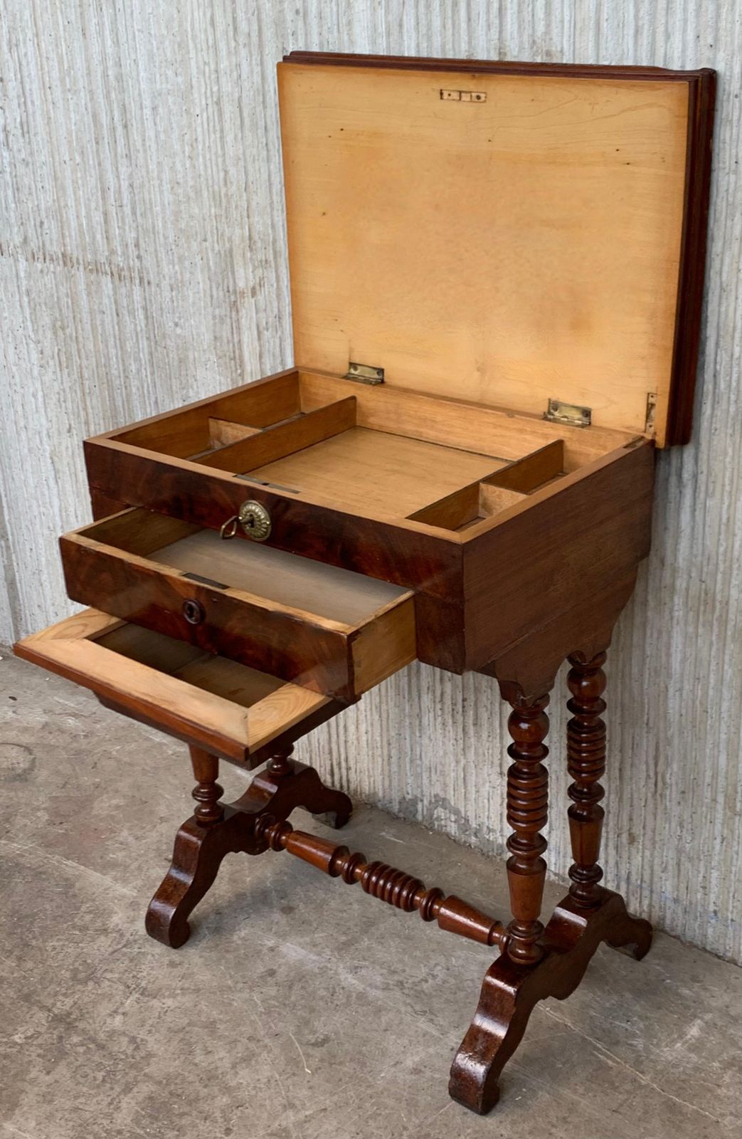 Mobilier Table de couture d'époque victorienne, bois de loupe de noyer et amboyna incrusté, vers 1880 photo