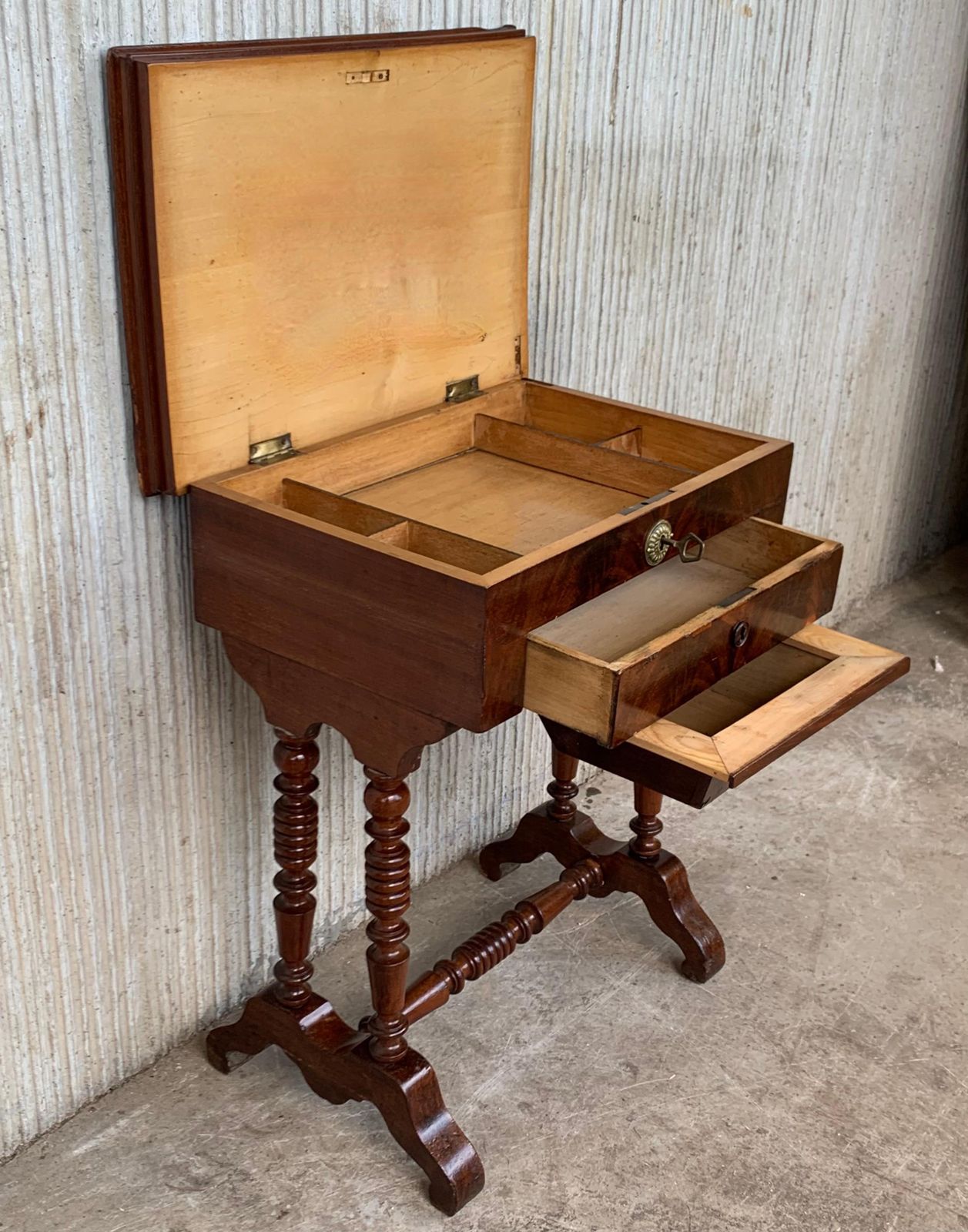 1309.0 Table de couture d'époque victorienne, bois de loupe de noyer et amboyna incrusté, vers 1880 photo