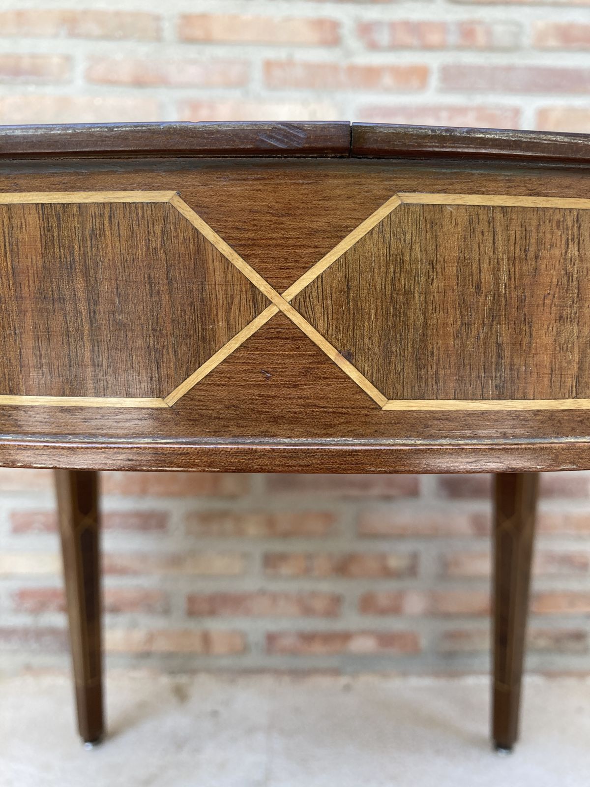 2233.0 Circular Side Table In Wood With Lemongrass Marquetry Fillets And Agate Lid photo