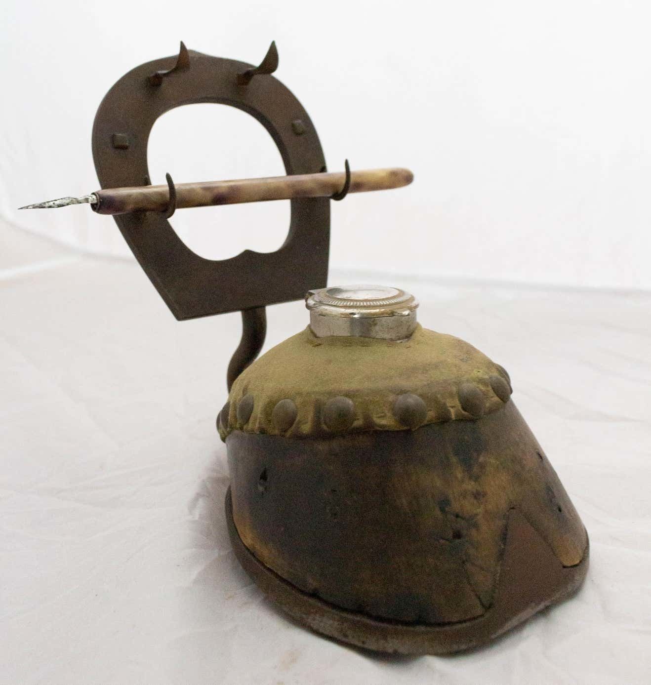 Encrier et porte-plume monté sur sabot de cheval, France, fin du XIXe siècle photo for sale