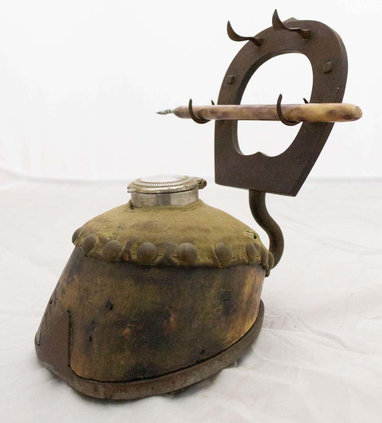 Encrier et porte-plume monté sur sabot de cheval, France, fin du XIXe siècle photo Décoration