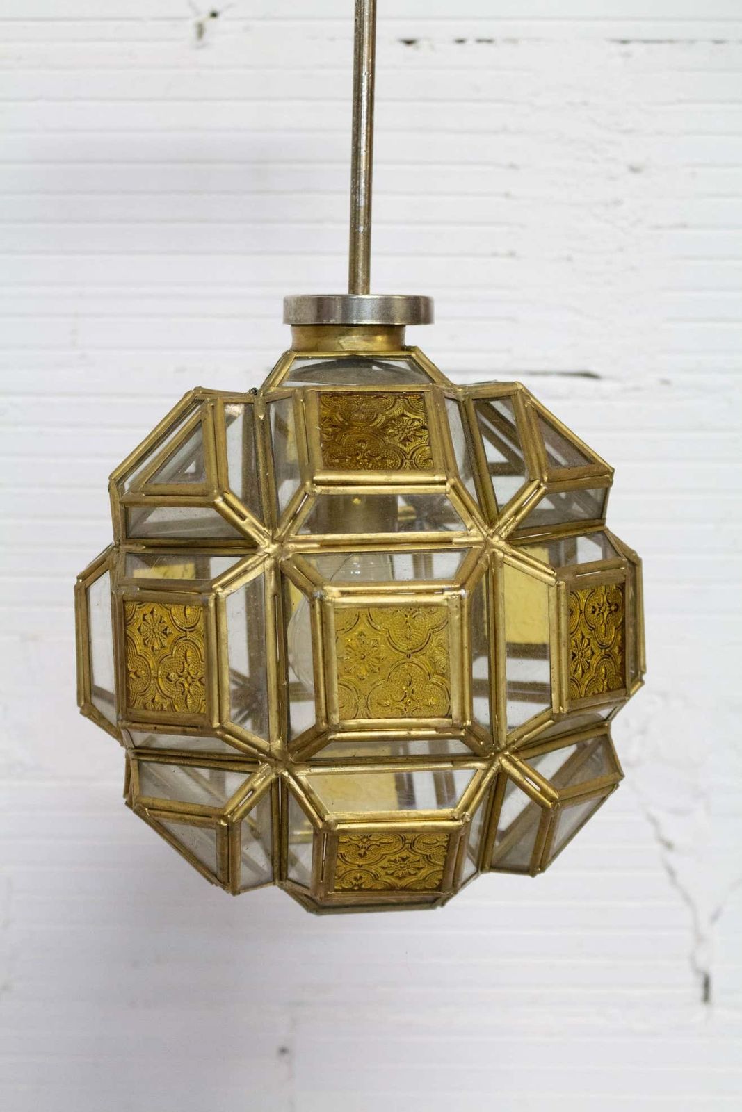 Lustre suspension en laiton et verre à facettes de style orientaliste, vers 1960 photo Luminaires