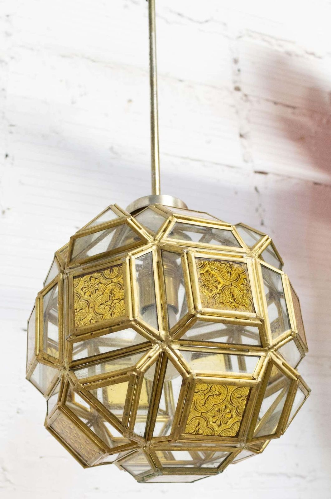 Lustre suspension en laiton et verre à facettes de style orientaliste, vers 1960 photo buy