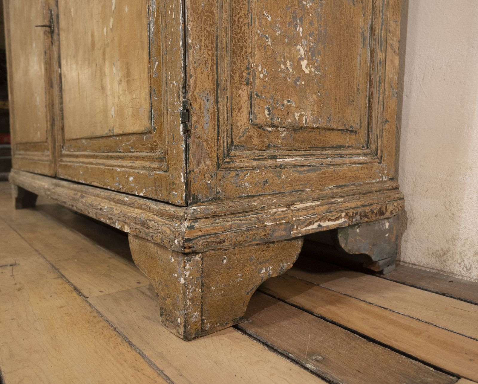 photo vinterior 18th Century Dutch Dry Scraped Glazed Vitrine Cabinet