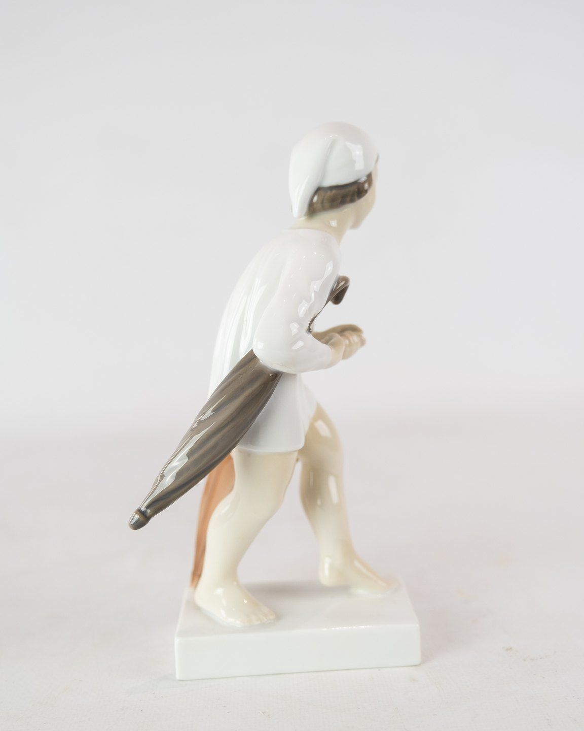Porcelain Figure, Ole Lukøje, No .: 2055 By Bing And Grondahl. photo furniture