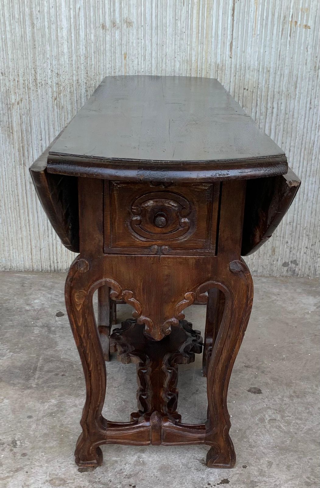 Table ovale à abattants en chêne sculpté, XVIIIe siècle, avec tiroirs et pieds en lyre photo Mobilier