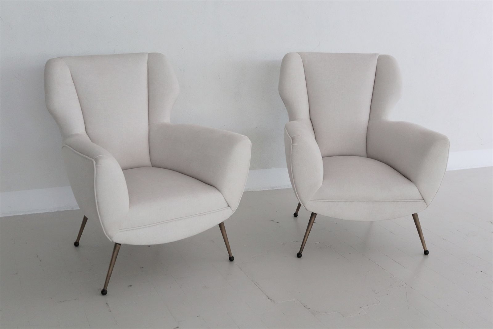 photo furniture Italian Midcentury Armchairs In White Velvet In Gigi Radice Style, 1950s