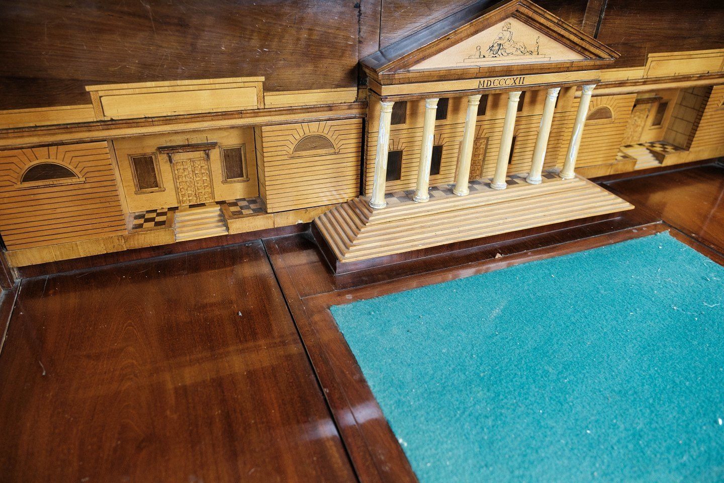 Large Late Empire Chatol Of Polished Mahogany With Marquetry And Decorated With Carvings From The 1840s. photo vinterior