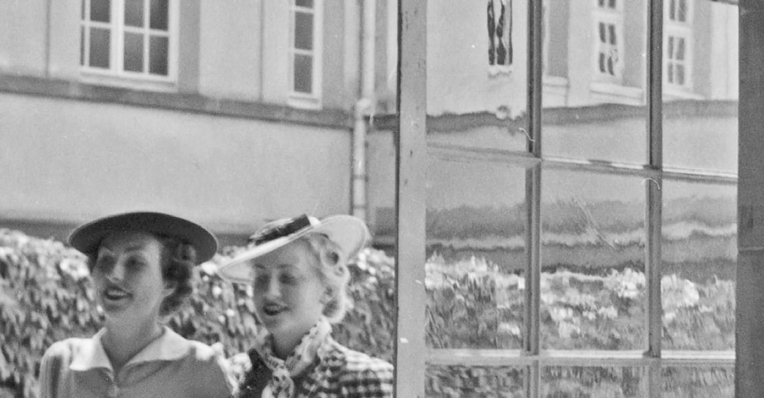 Karl Heinrich Lämmel Women Entering Spa Resort At Cannstatt, Stuttgart Germany 1935, Printed Later photo furniture