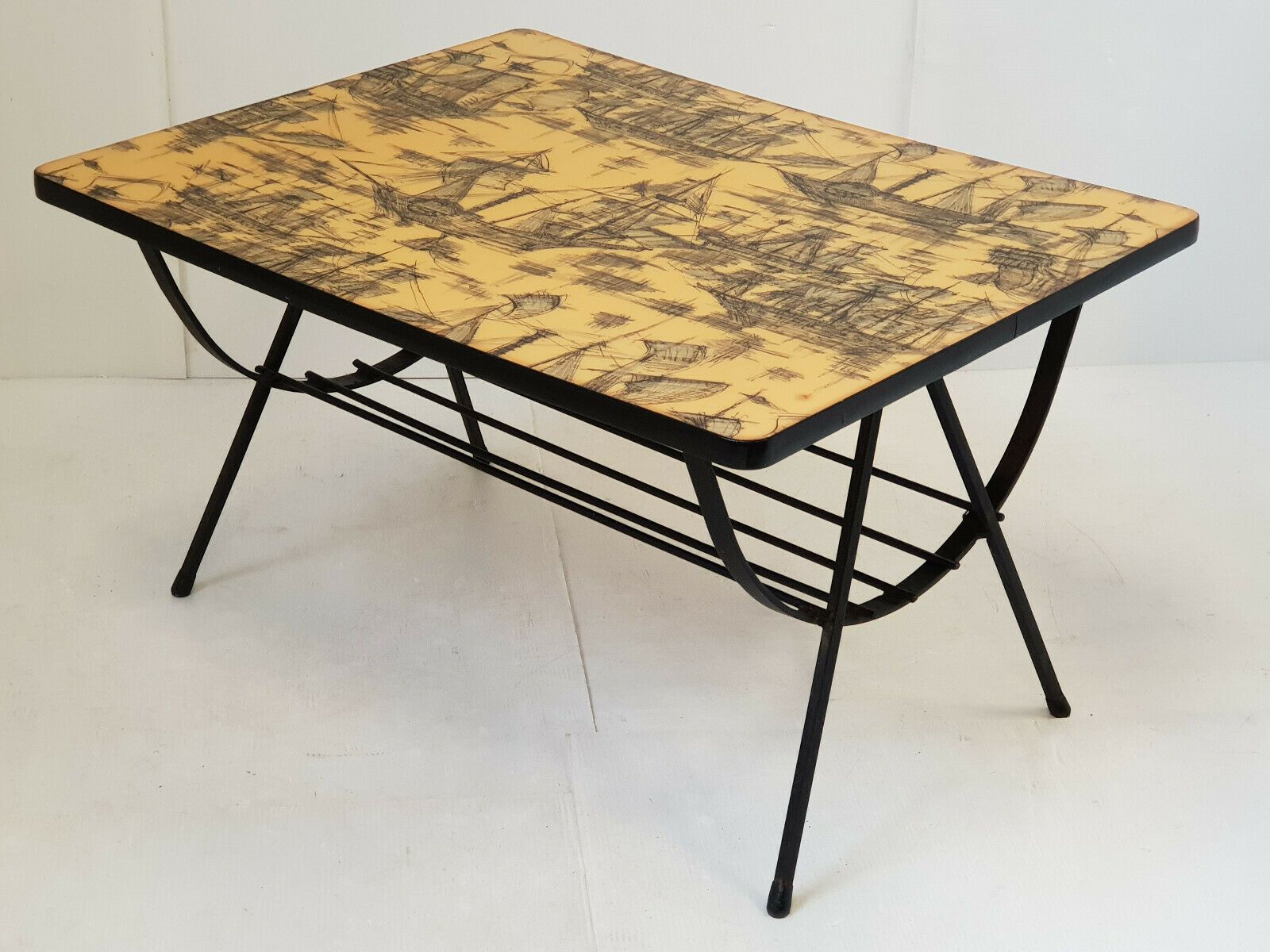 Vintage Salontafel Uit De Jaren 1950 In Staal En Resin Met Caravelle Decoratie photo 192.0