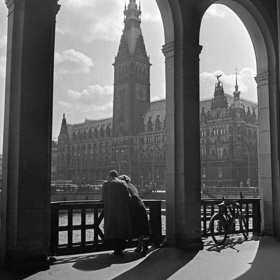 Karl Heinrich Lämmel Couple Standing At Colonnade To City Hall Hamburg, Germany 1938, Printed Later 1938/2021