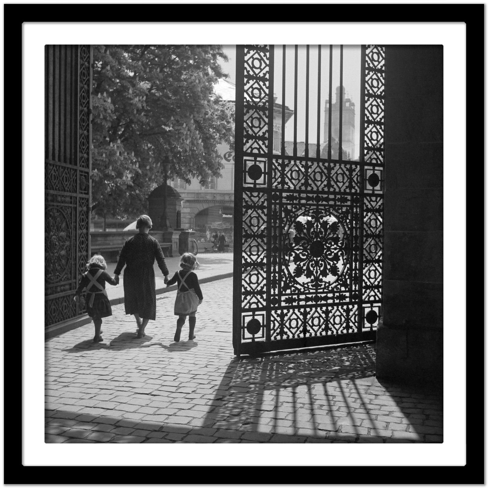 Karl Heinrich Lämmel Entrance Gate Darmstadt Castle Girls And Woman, Germany 1938 Printed Later 1938/2021 photo Art