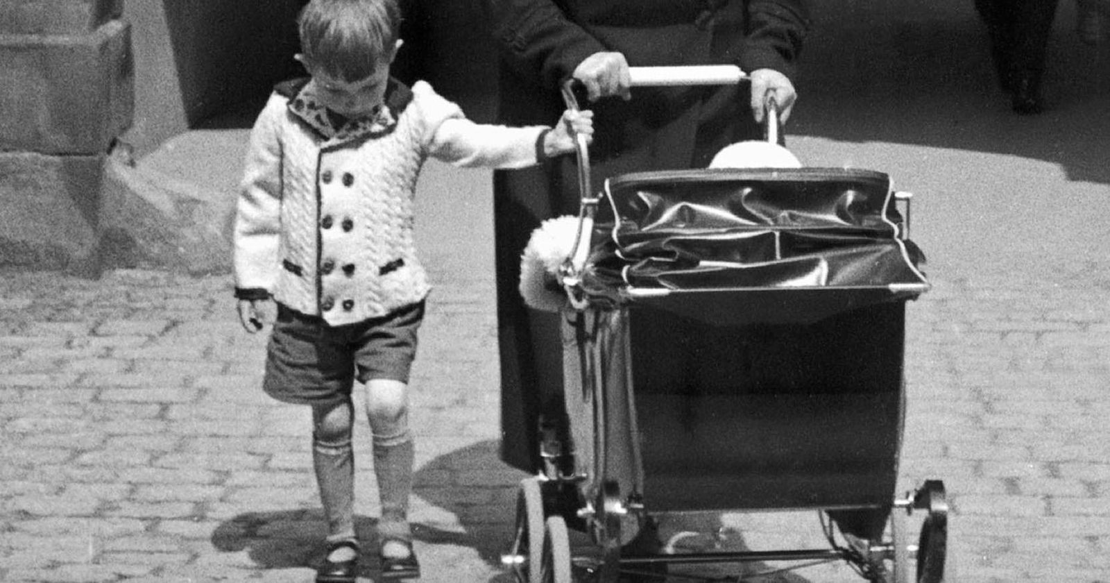 Karl Heinrich Lämmel Gate Darmstadt Castle Granny Grandchild Stroller, Germany 1938 Printed Later 1938/2021 photo for sale