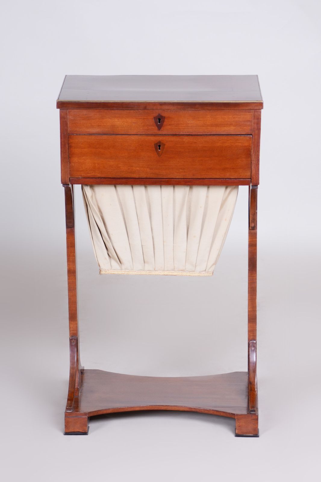photo vintage 19th Century Restored German Biedermeier Table, Made With Mahogany, 1820s