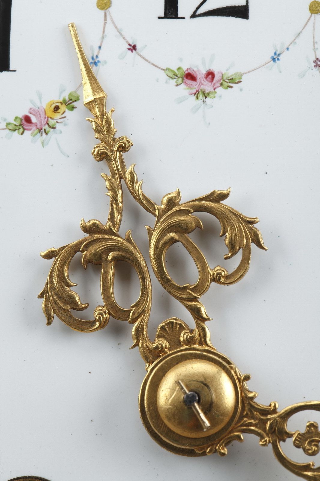 Pendule de style Louis XVI en bronze doré et marbre blanc photo vintage