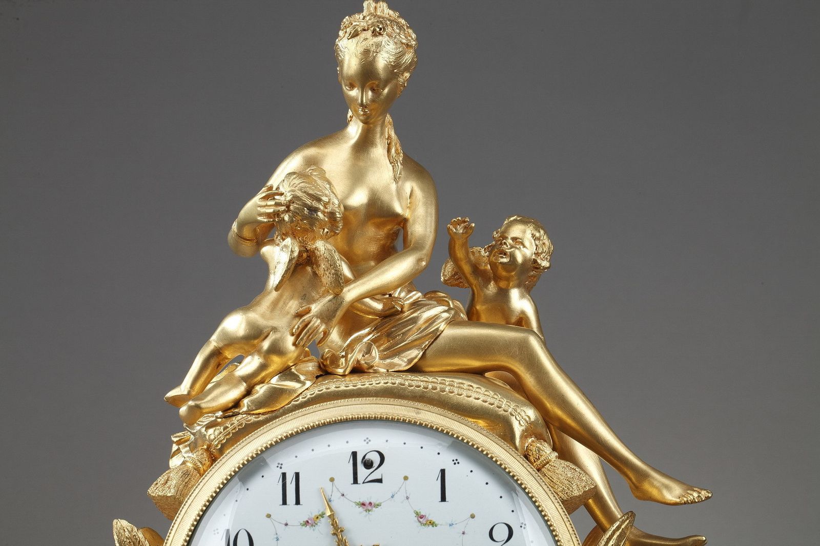 photo for sale Pendule de style Louis XVI en bronze doré et marbre blanc