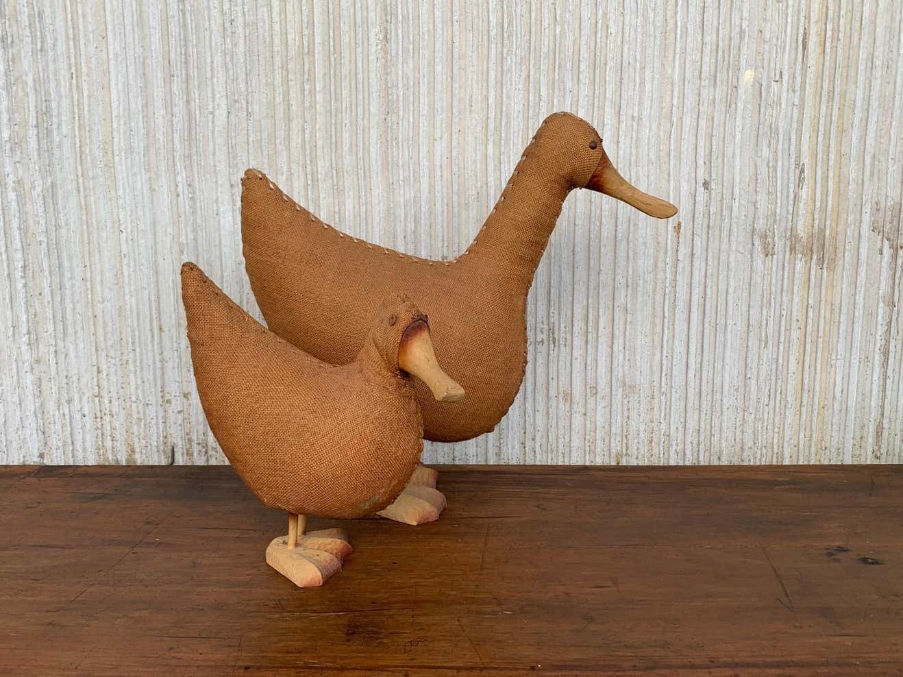 Paire de canards en osier tressé mid-century, détails en bois photo for sale