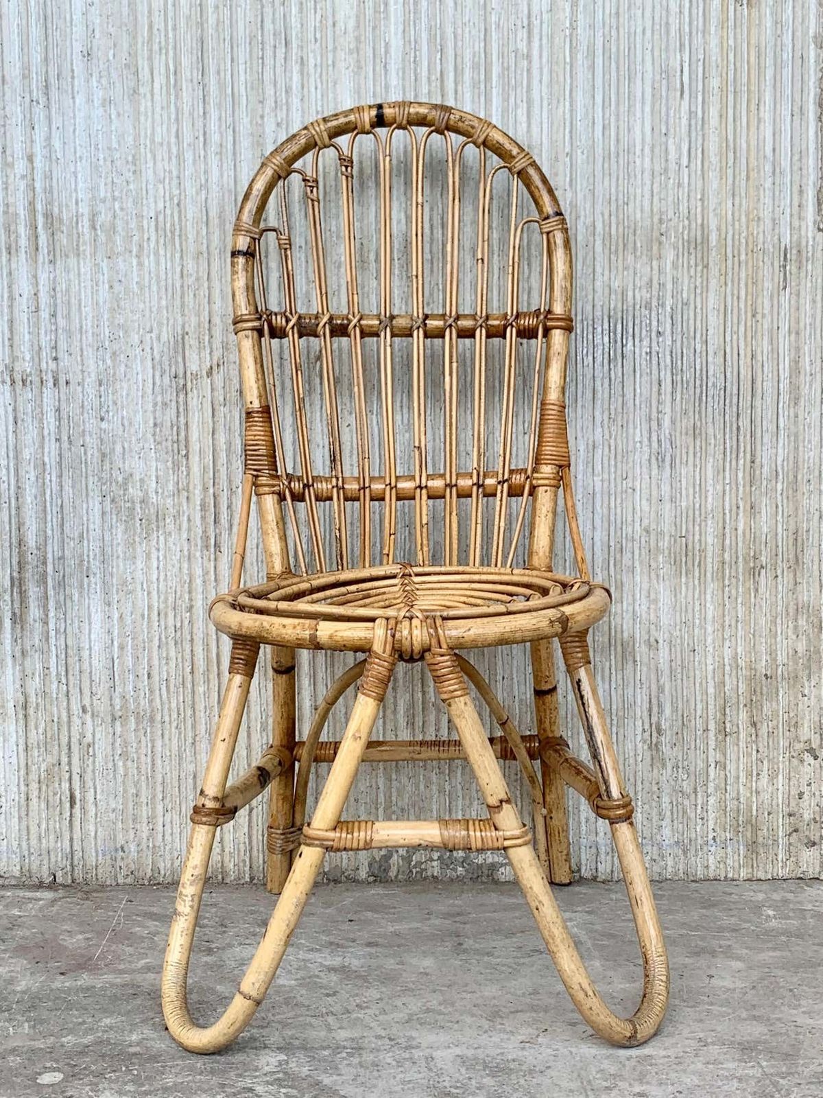 Ensemble de cinq chaises de salle à manger françaises en bambou et rotin, vers 1970 photo for sale