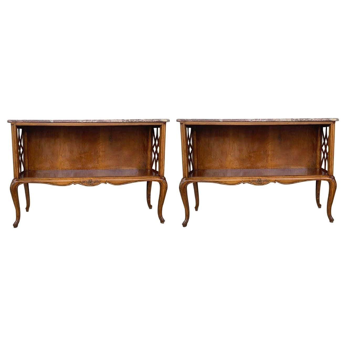 Paire de tables servantes françaises en chêne sculpté à panneaux et étagère ouverte