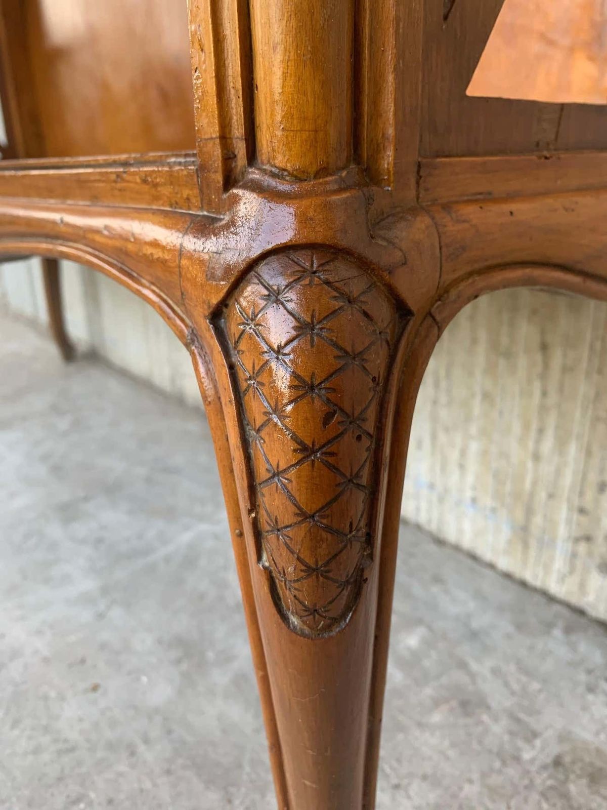 photo vinterior Paire de tables servantes françaises en chêne sculpté à panneaux et étagère ouverte
