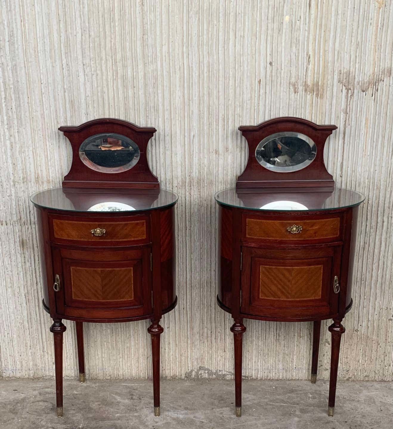 Paire de tables de chevet Louis XVI en marqueterie, fronton en bronze et miroir, XIXe siècle photo furniture