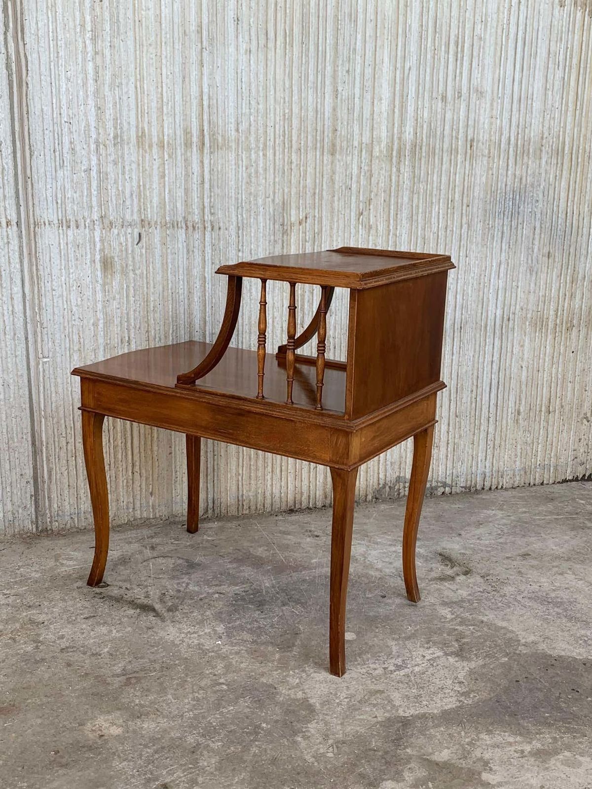 photo vinterior Paire de tables de chevet Louis XV en noyer, début du XXe siècle