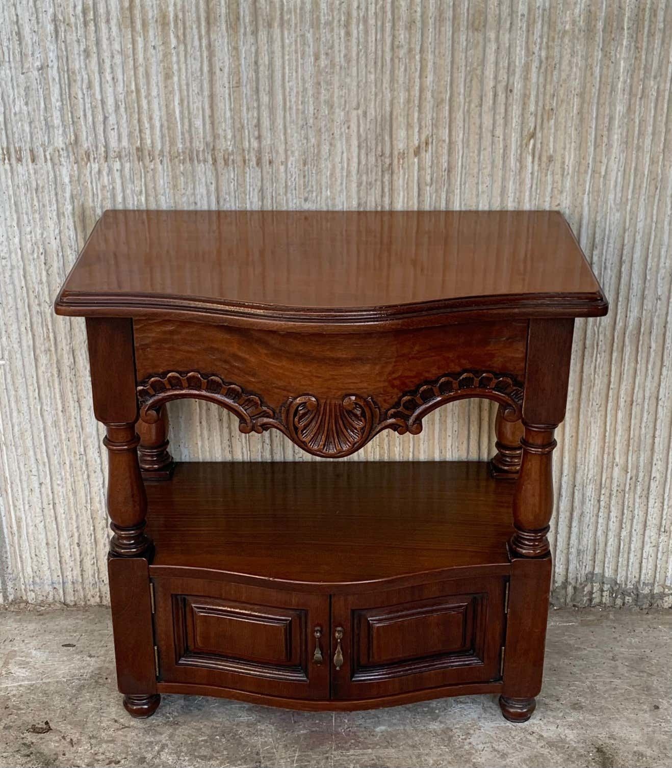 Paire de tables de chevet catalanes, Espagne, XIXe siècle, avec tiroirs et étagère basse ouverte photo furniture