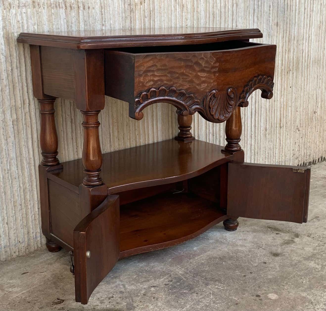 Paire de tables de chevet catalanes, Espagne, XIXe siècle, avec tiroirs et étagère basse ouverte photo vinterior