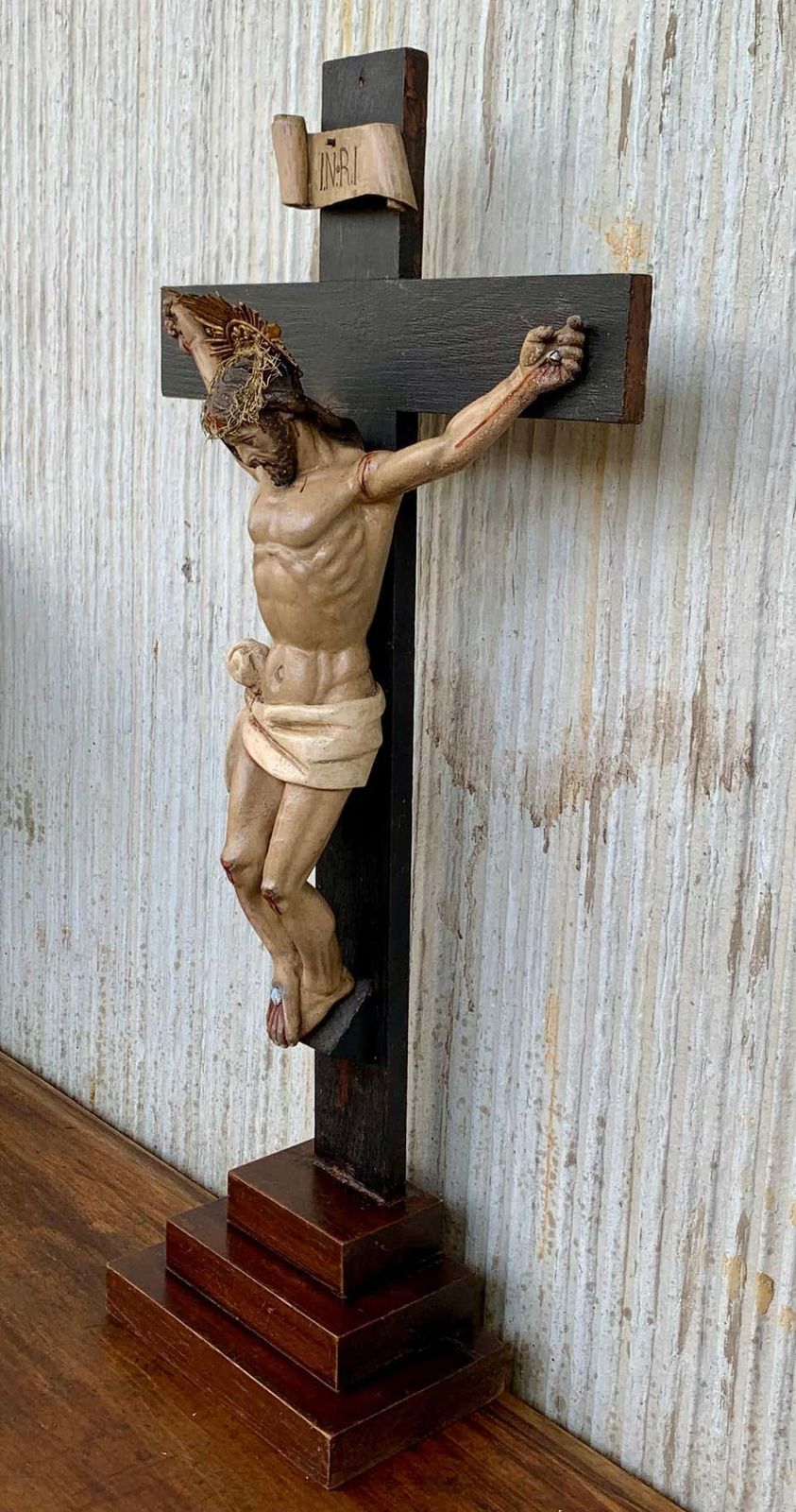 Crucifix en bois sculpté à la main Art Déco, corpus du Christ en bronze photo for sale