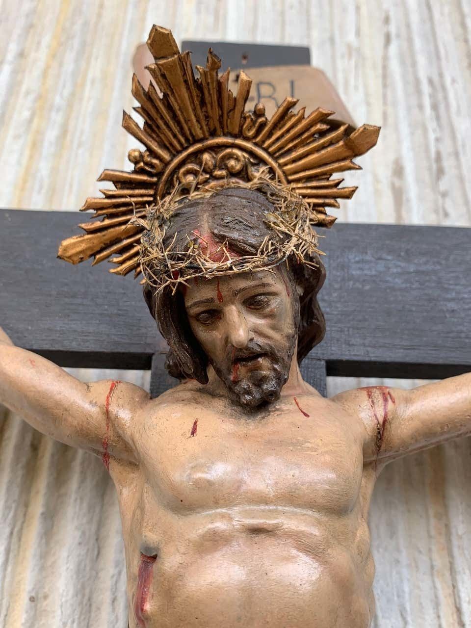 photo furniture Crucifix en bois sculpté à la main Art Déco, corpus du Christ en bronze