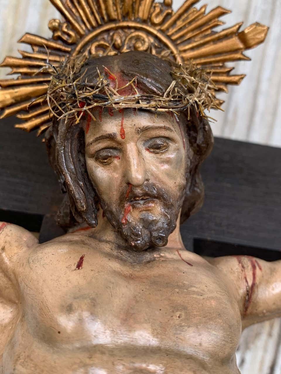 3892.0 Crucifix en bois sculpté à la main Art Déco, corpus du Christ en bronze photo